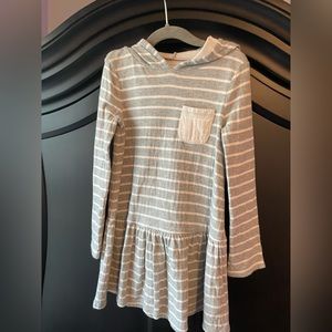 Girls, gray and white striped dress size 5
